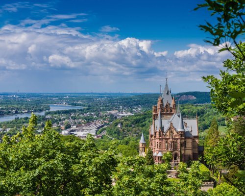 Drachenburg und Bonn im Frühling; Siebengebirge; Deutschland